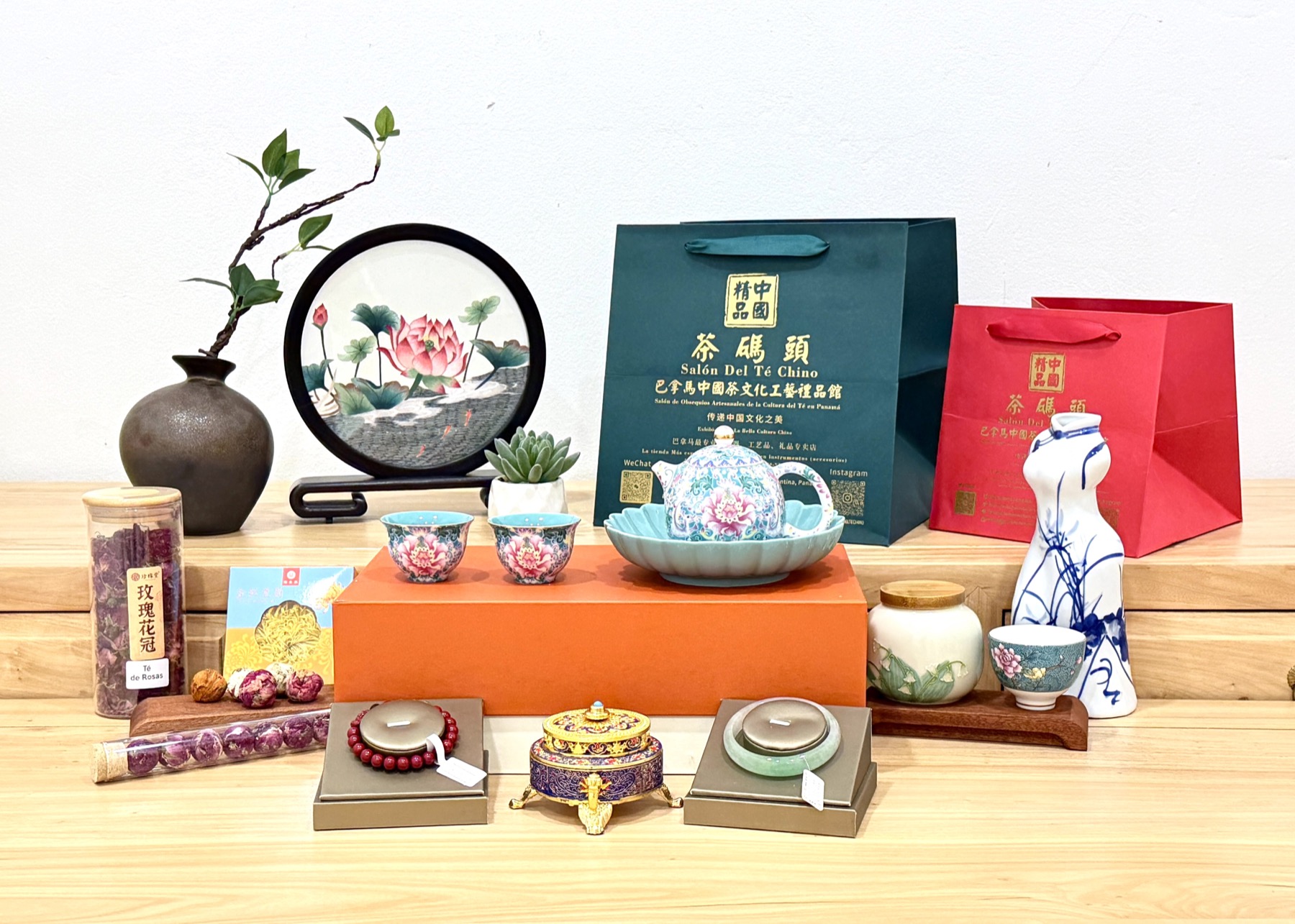 Estilo delicado: Té floral, vajilla y piezas de línea suave.
