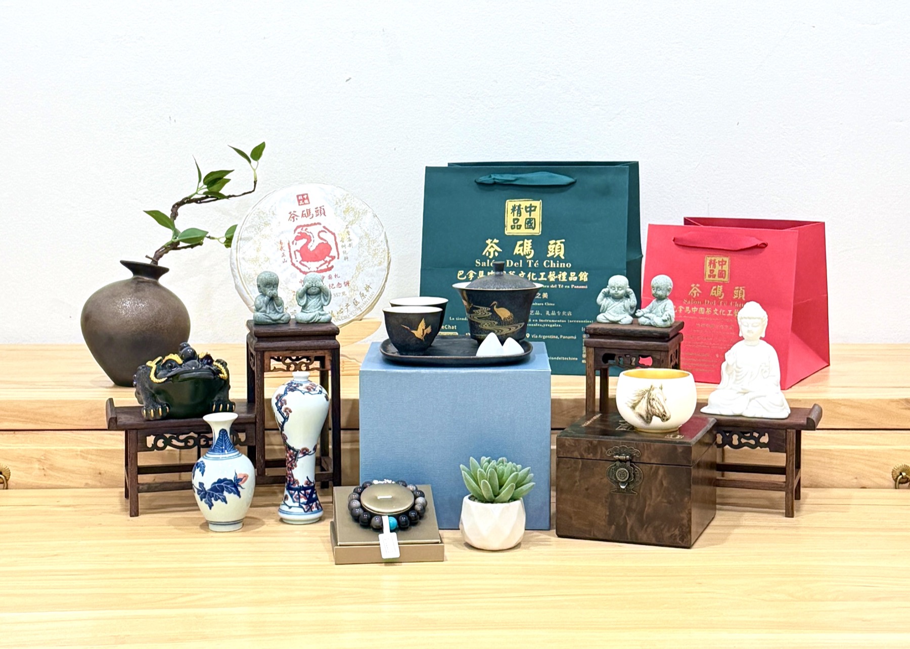 Carácter sobrio: Té, tazas, arte y piezas de presencia tranquila.