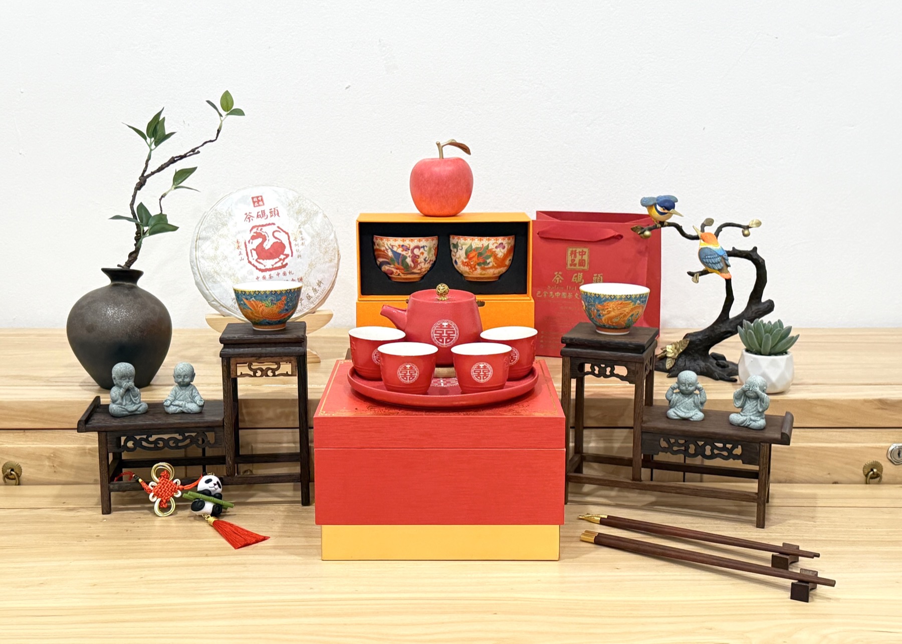 Recién casados: Juego rojo de té y símbolos de doble felicidad.